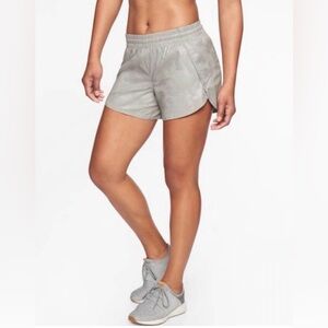 Athleta Printed Hustle 3” Shorts 
Gray White 
Size Small